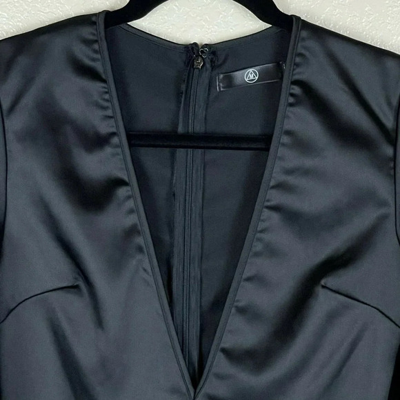 Missguided Romper Women's Sz 2 Shorts Deep V-Neck Flutter Sleeve Satin Black - Picture 5 of 11